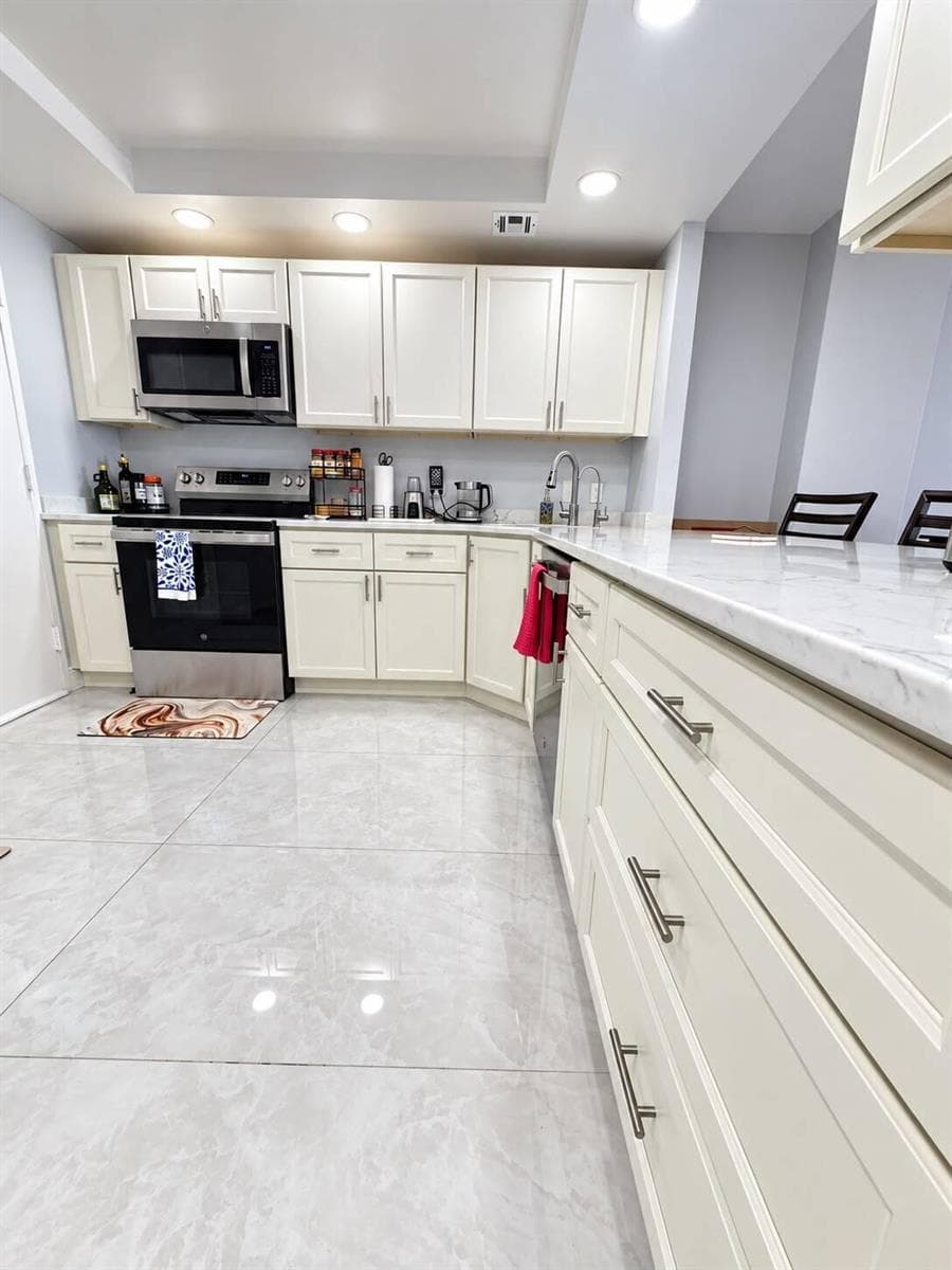427 GOLDEN ISLES Drive 10D photo 5