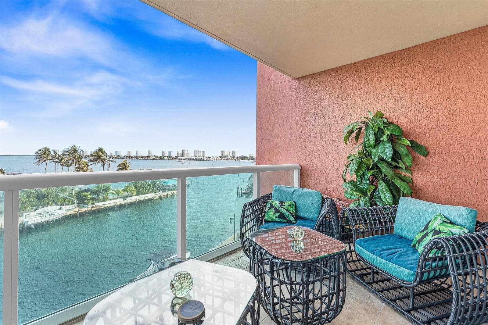 2650 Lake Shore Drive 401 photo 2