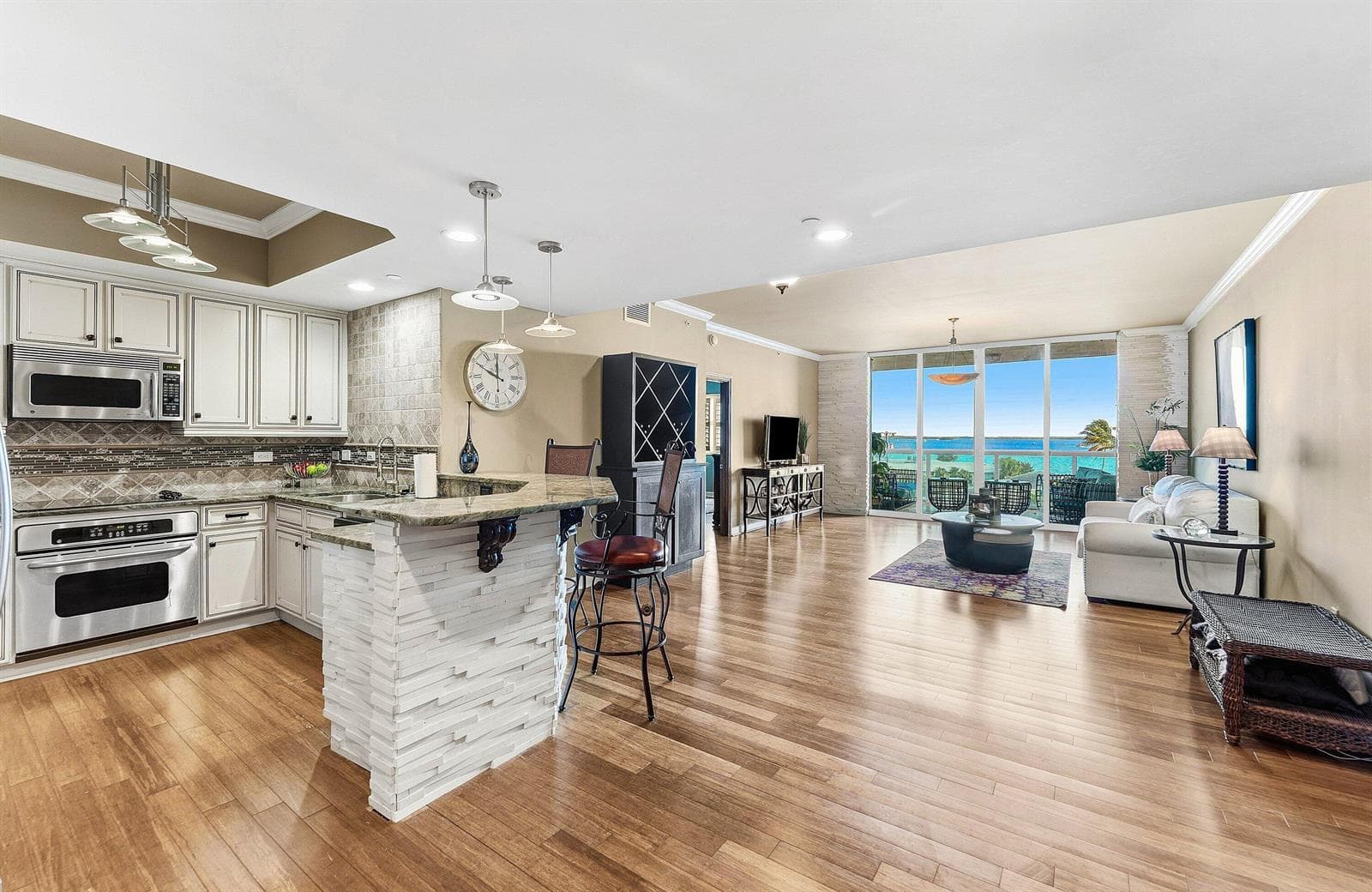2650 Lake Shore Drive 401 photo 3