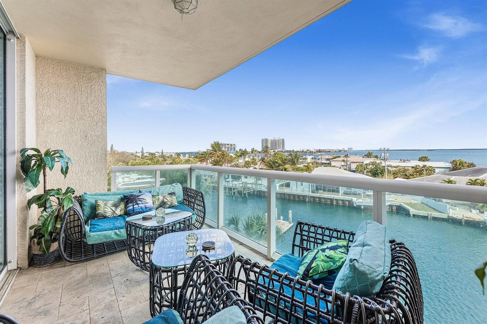 2650 Lake Shore Drive 401 photo 1