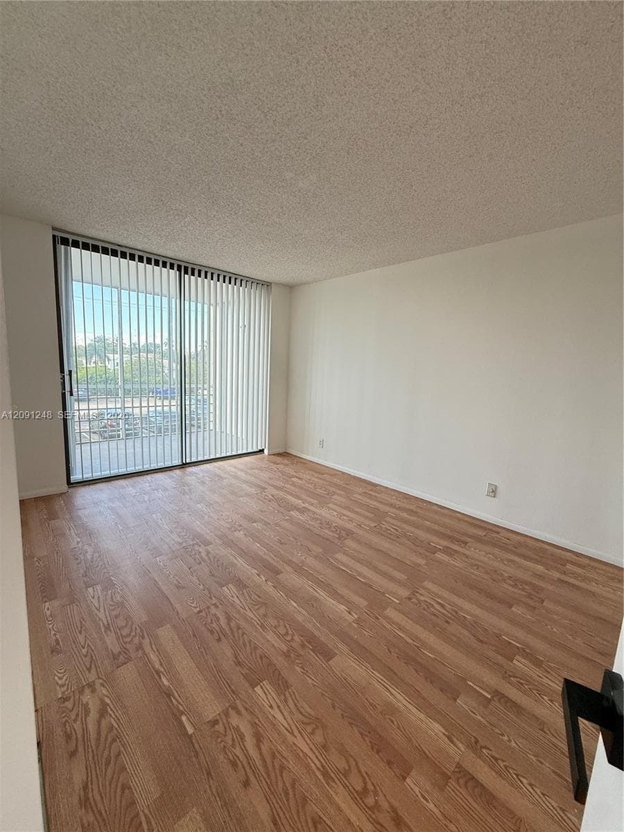 2761 Taft St 212 photo 4