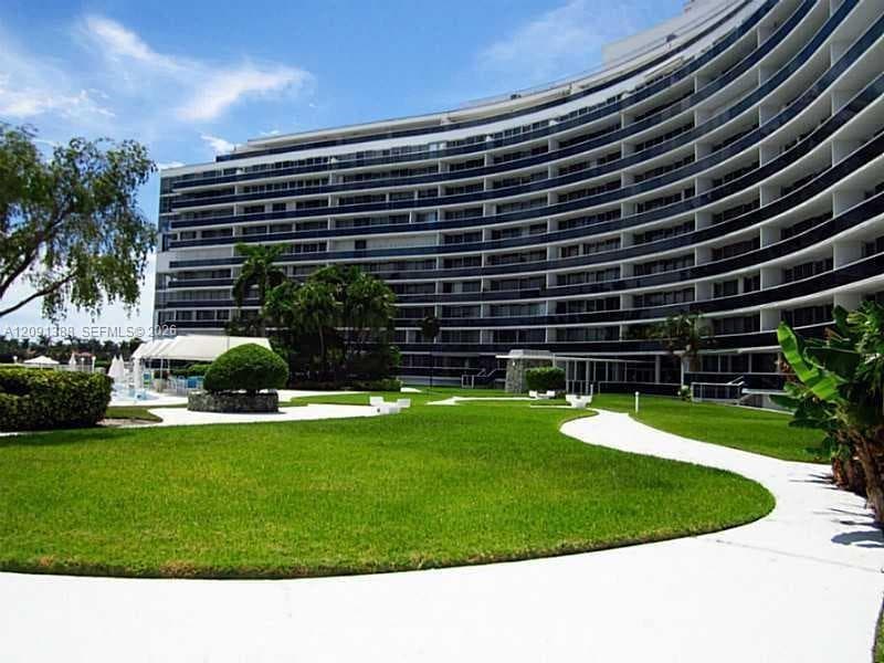 900 Bay Dr 221 photo 1