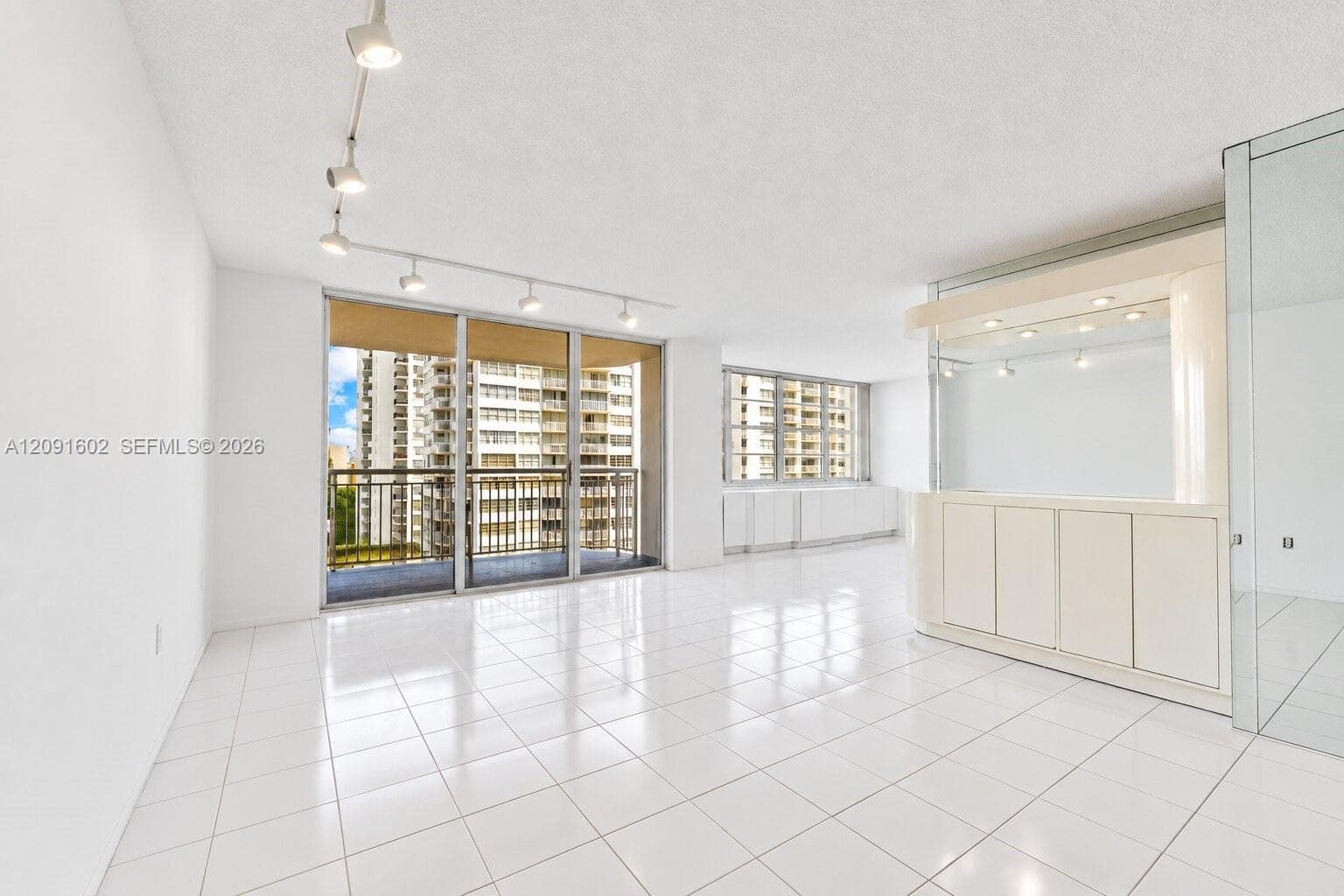 18021 Biscayne Blvd 1102 photo 4