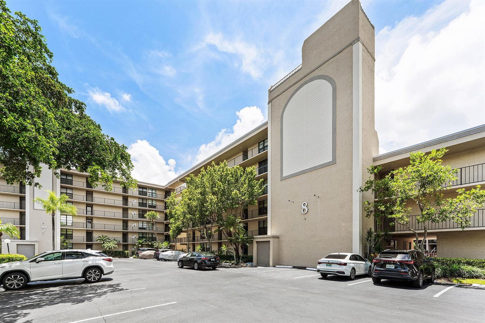 8 N ROYAL PALM Way 6040 photo 1