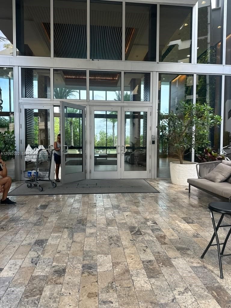 16385 Biscayne Blvd 2606 photo 3