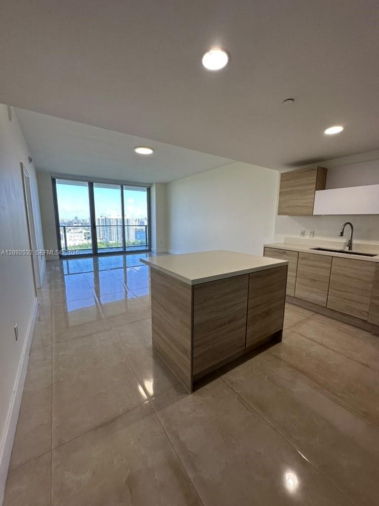 16385 Biscayne Blvd 2606 photo 25