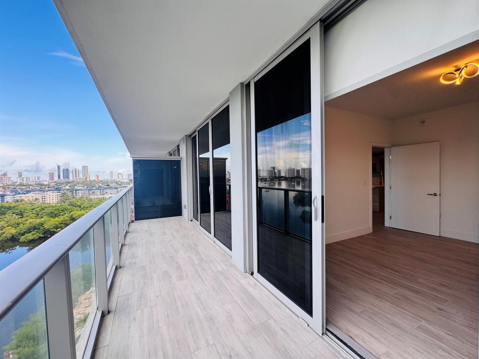 16385 BISCAYNE Boulevard 1204 photo 2