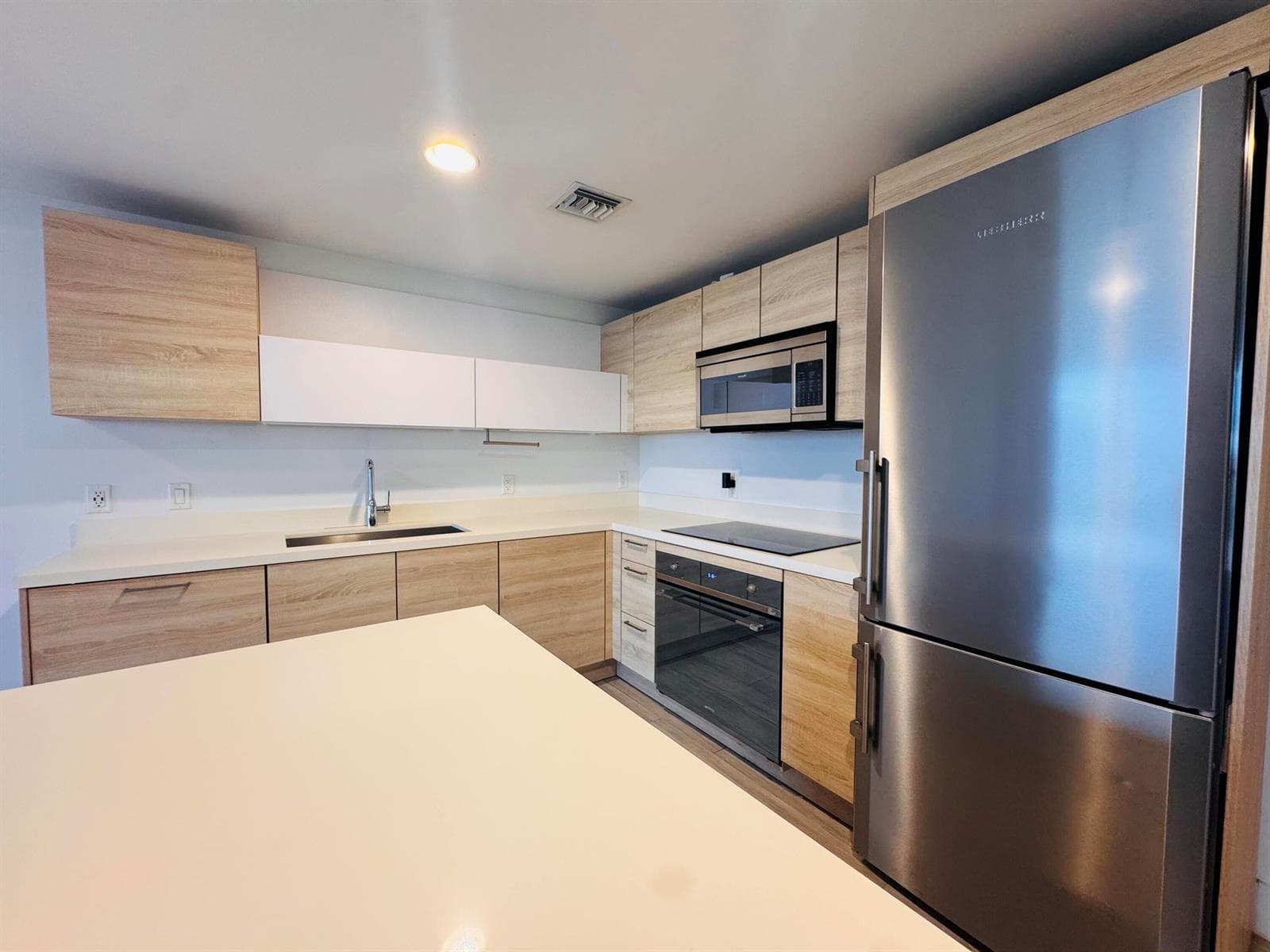 16385 BISCAYNE Boulevard 1204 photo 6