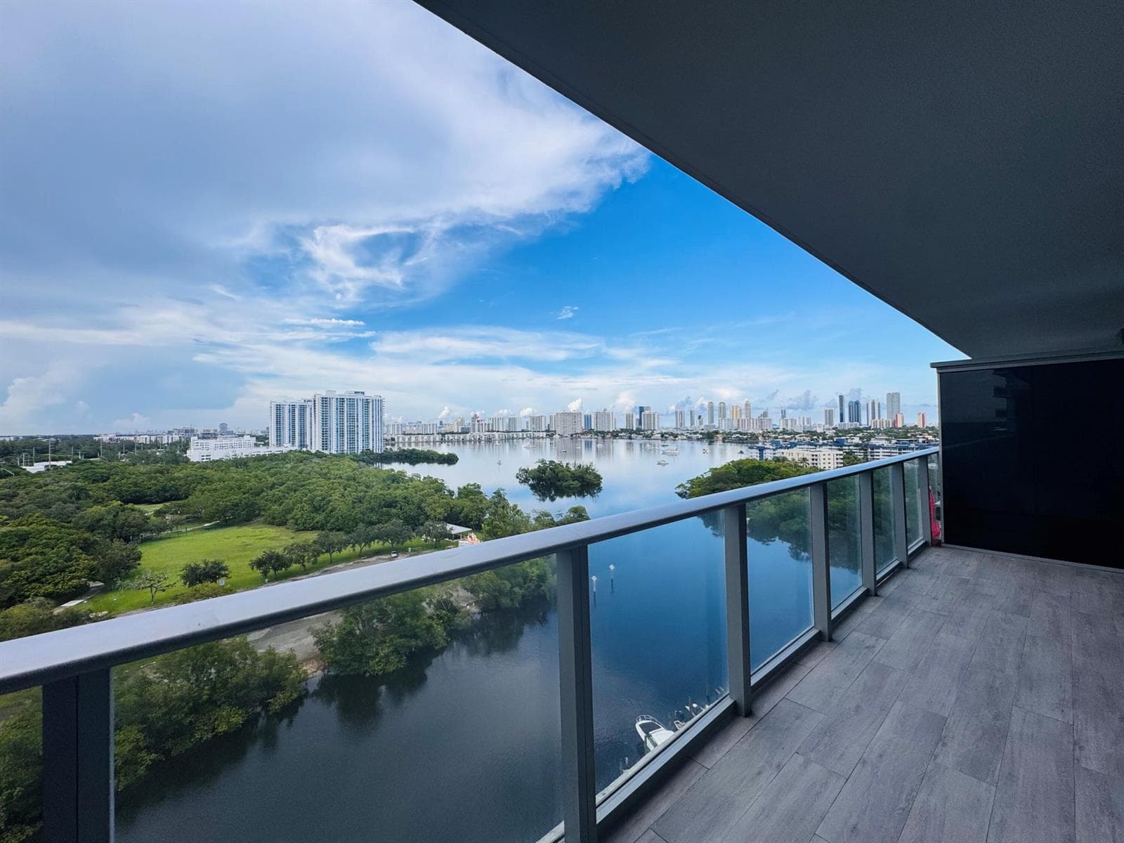 16385 BISCAYNE Boulevard 1204 photo 17
