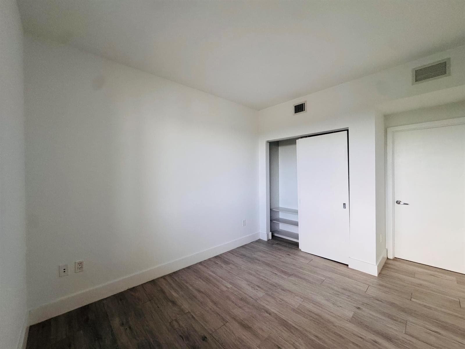 16385 BISCAYNE Boulevard 1204 photo 16