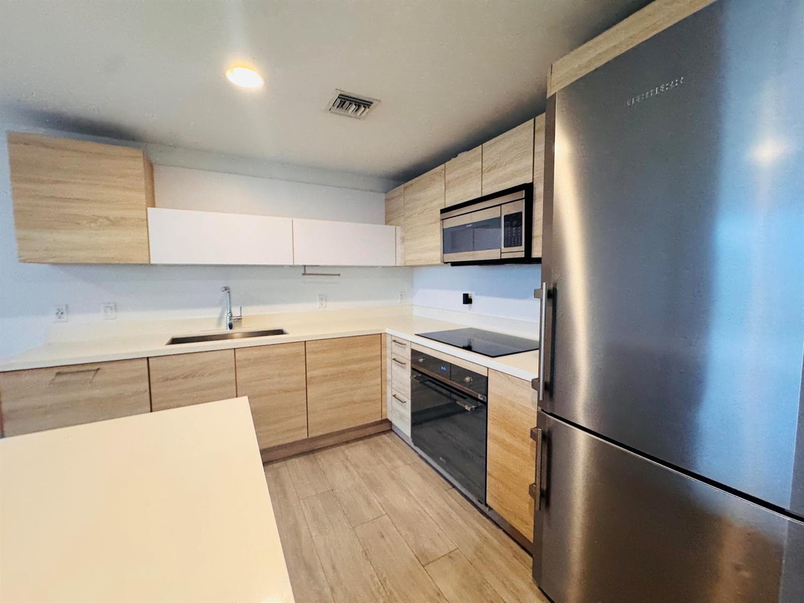 16385 BISCAYNE Boulevard 1204 photo 12