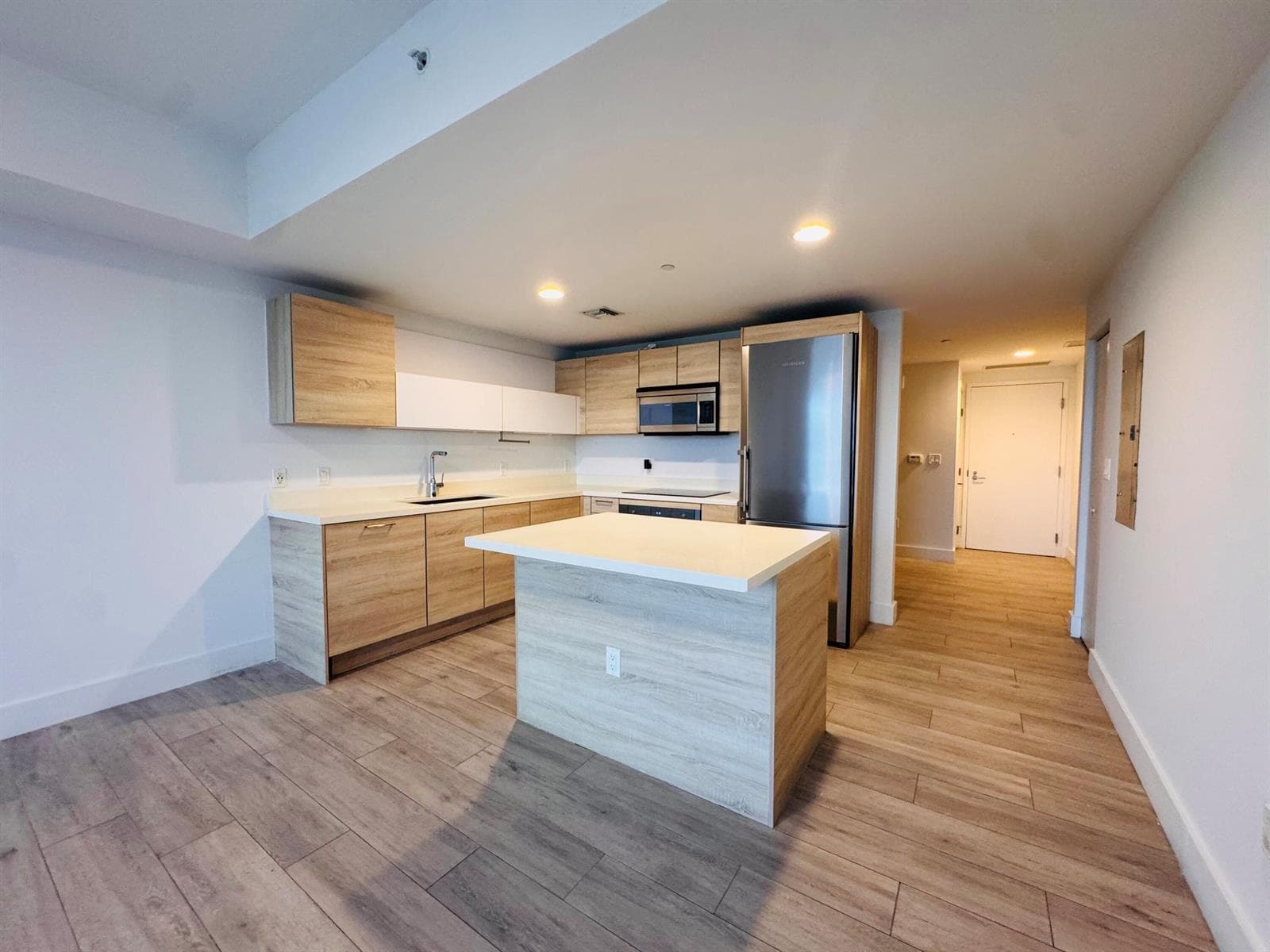 16385 BISCAYNE Boulevard 1204 photo 3