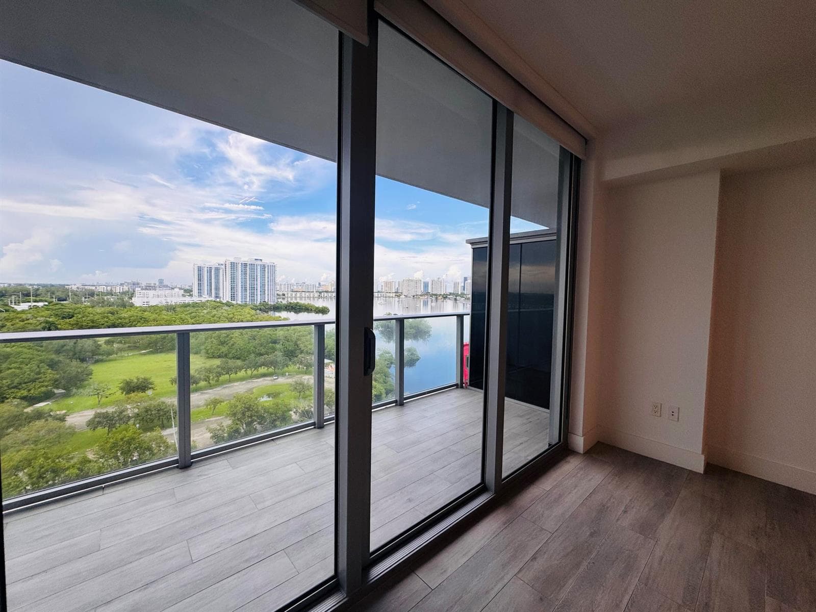 16385 BISCAYNE Boulevard 1204 photo 5