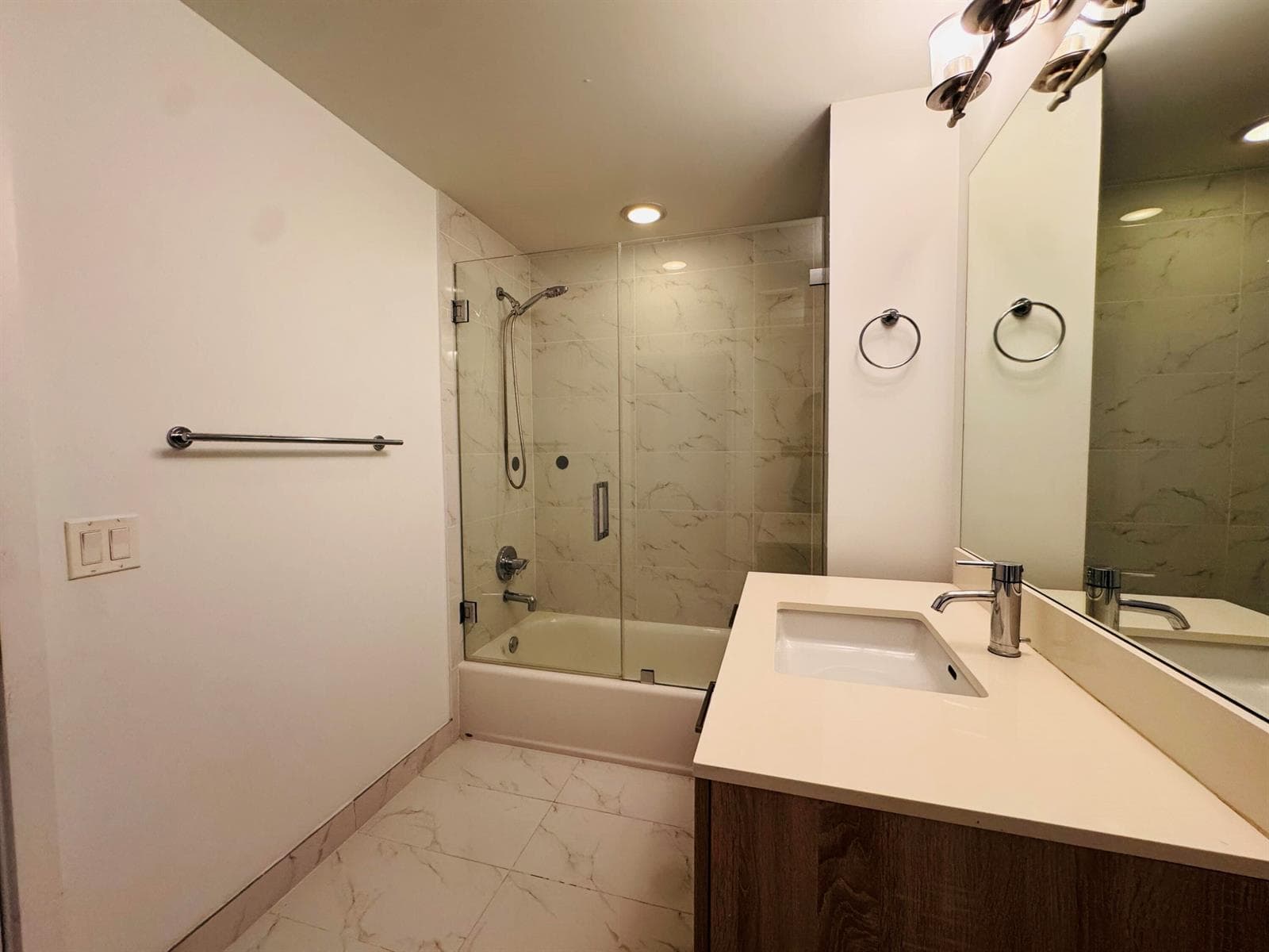 16385 BISCAYNE Boulevard 1204 photo 20