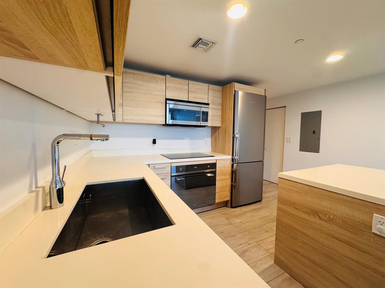 16385 BISCAYNE Boulevard 1204 photo 9