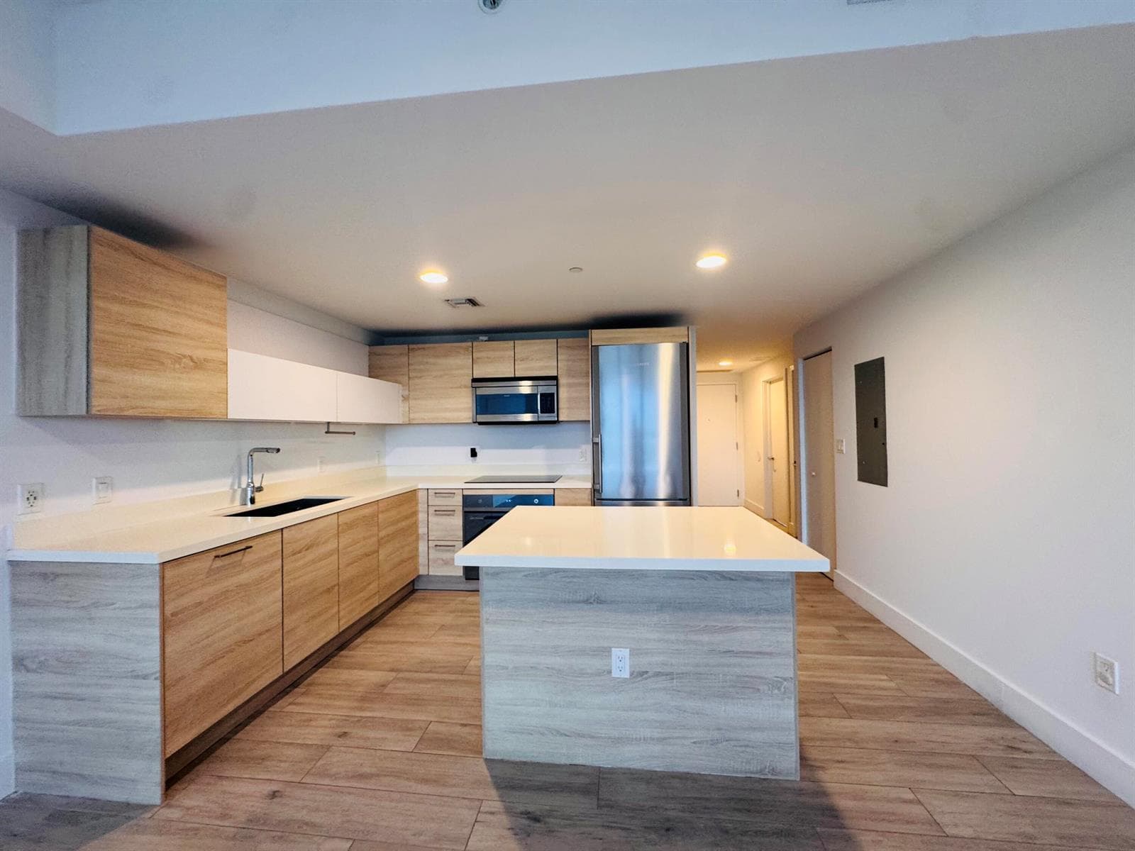 16385 BISCAYNE Boulevard 1204 photo 10