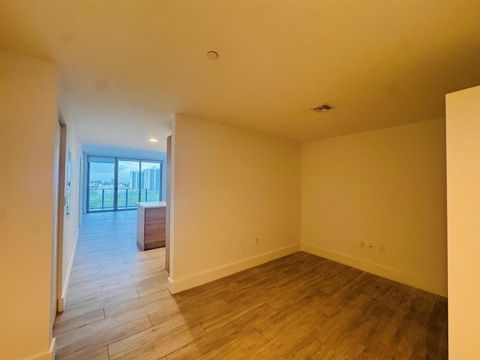 16385 BISCAYNE Boulevard 1204 photo 14