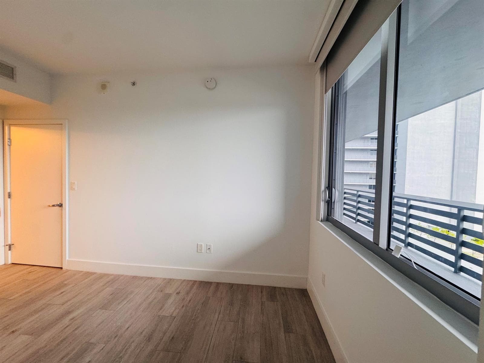 16385 BISCAYNE Boulevard 1204 photo 18