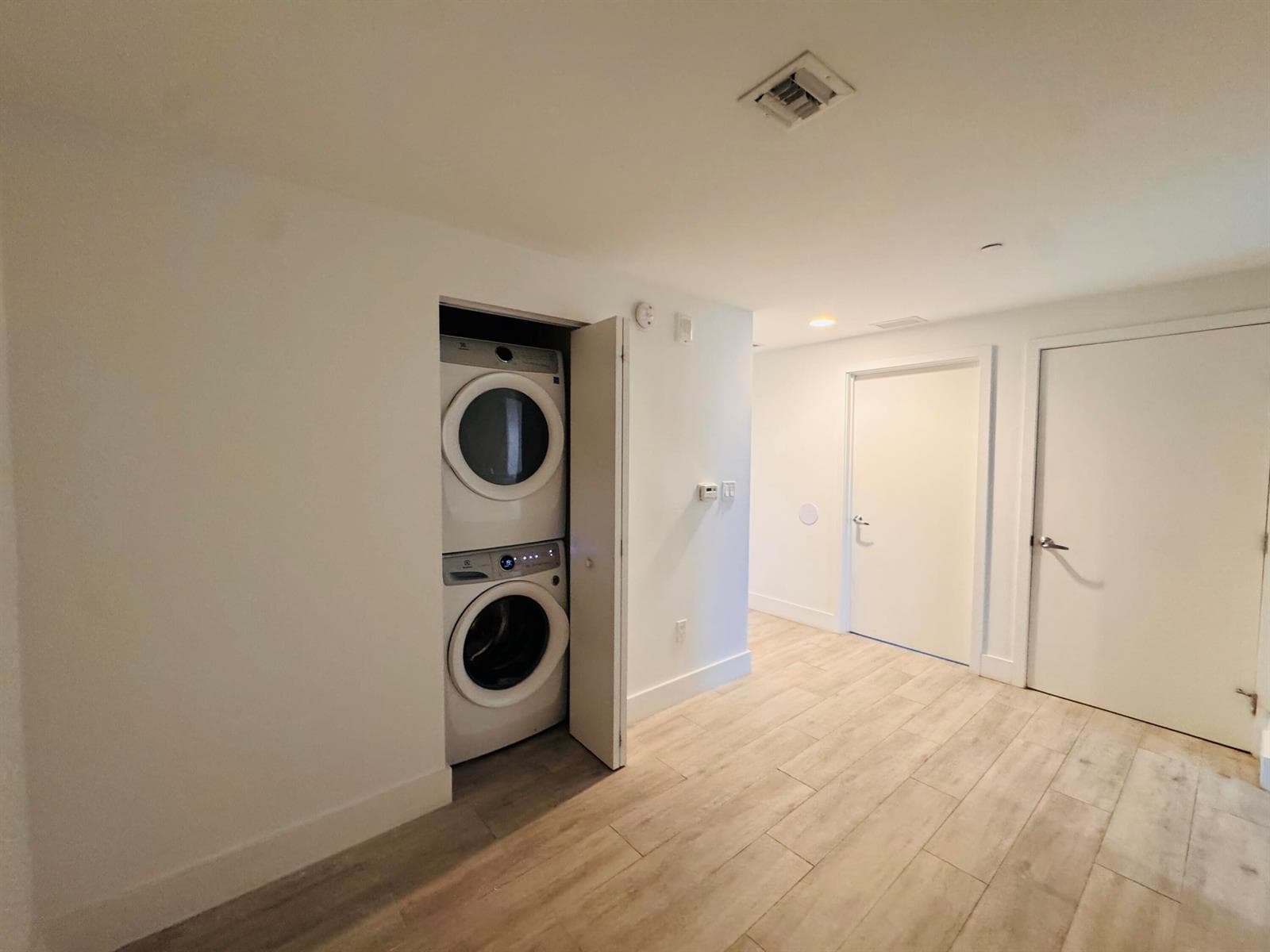 16385 BISCAYNE Boulevard 1204 photo 4