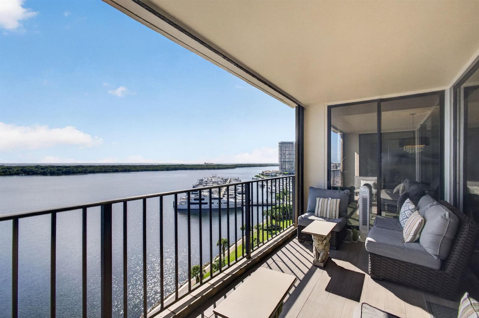 126 LAKESHORE Drive 1125 photo 3
