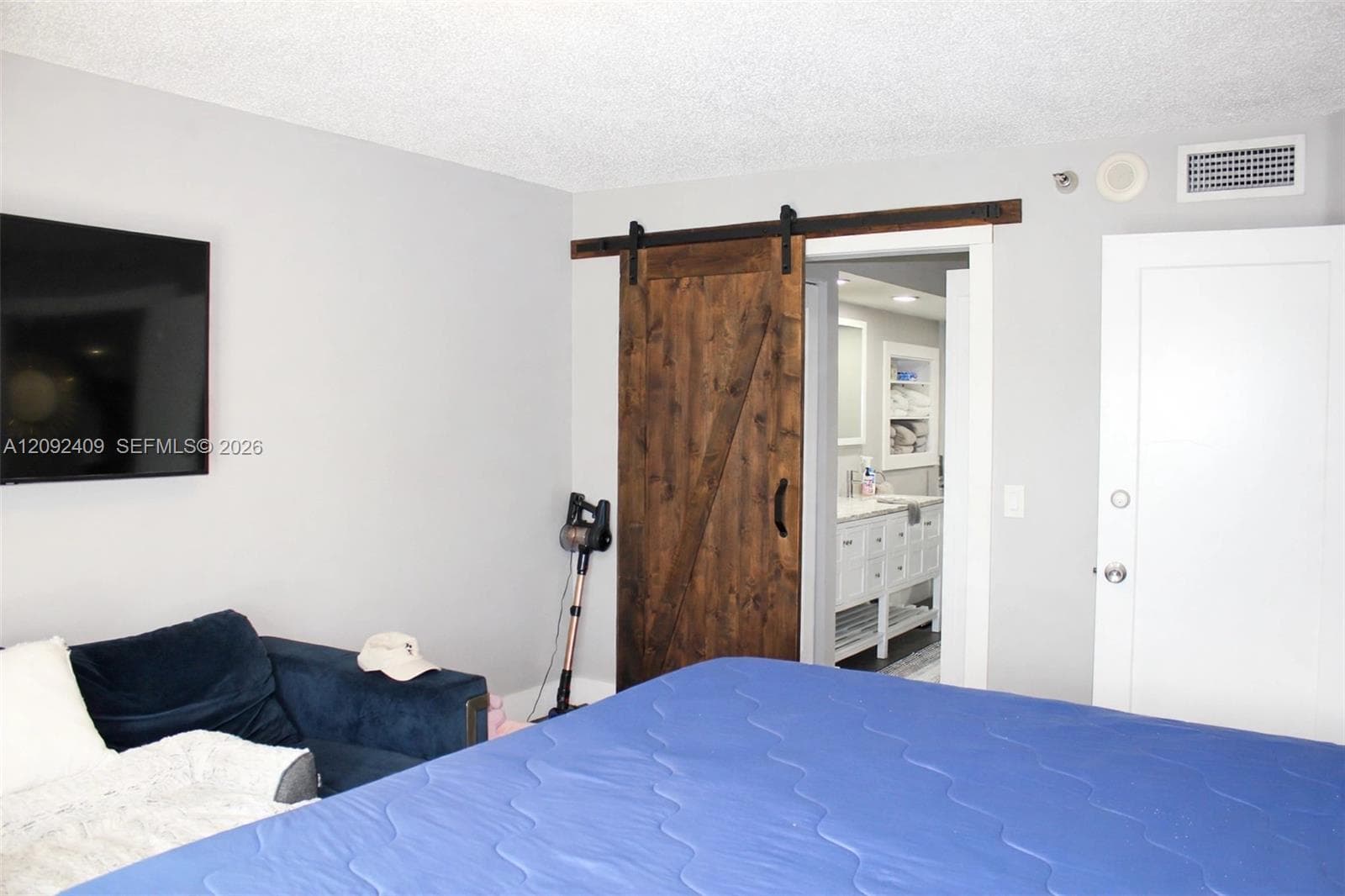 3500 Mystic Pointe Dr 1907 photo 14