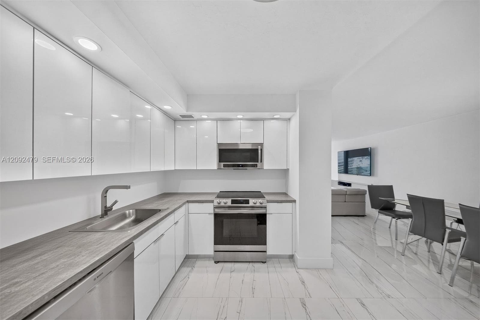 100 Bayview Dr 1908 photo 8