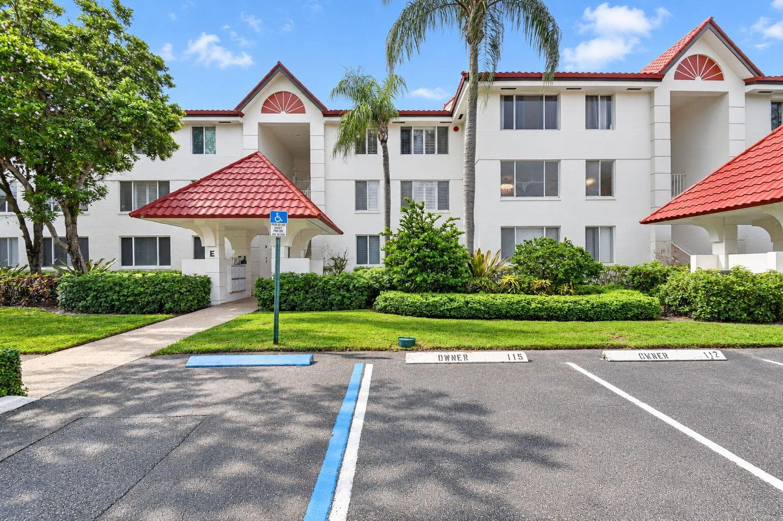 102 Half Moon Circle F2 photo 2