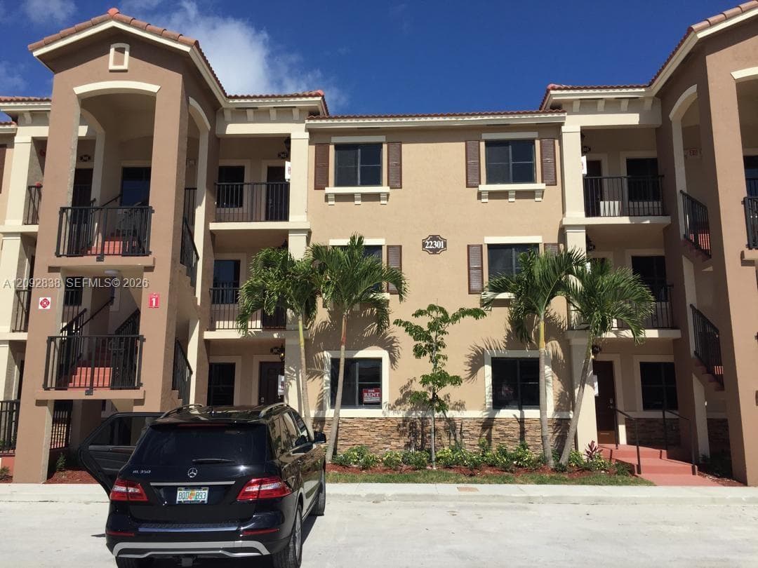 22301 SW 88 pl 302-3 photo 1