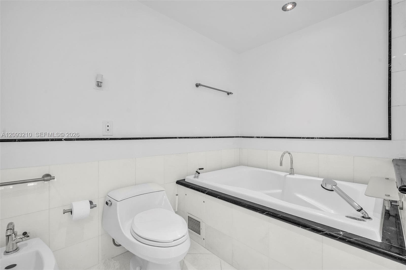 520 West Ave 803 photo 17