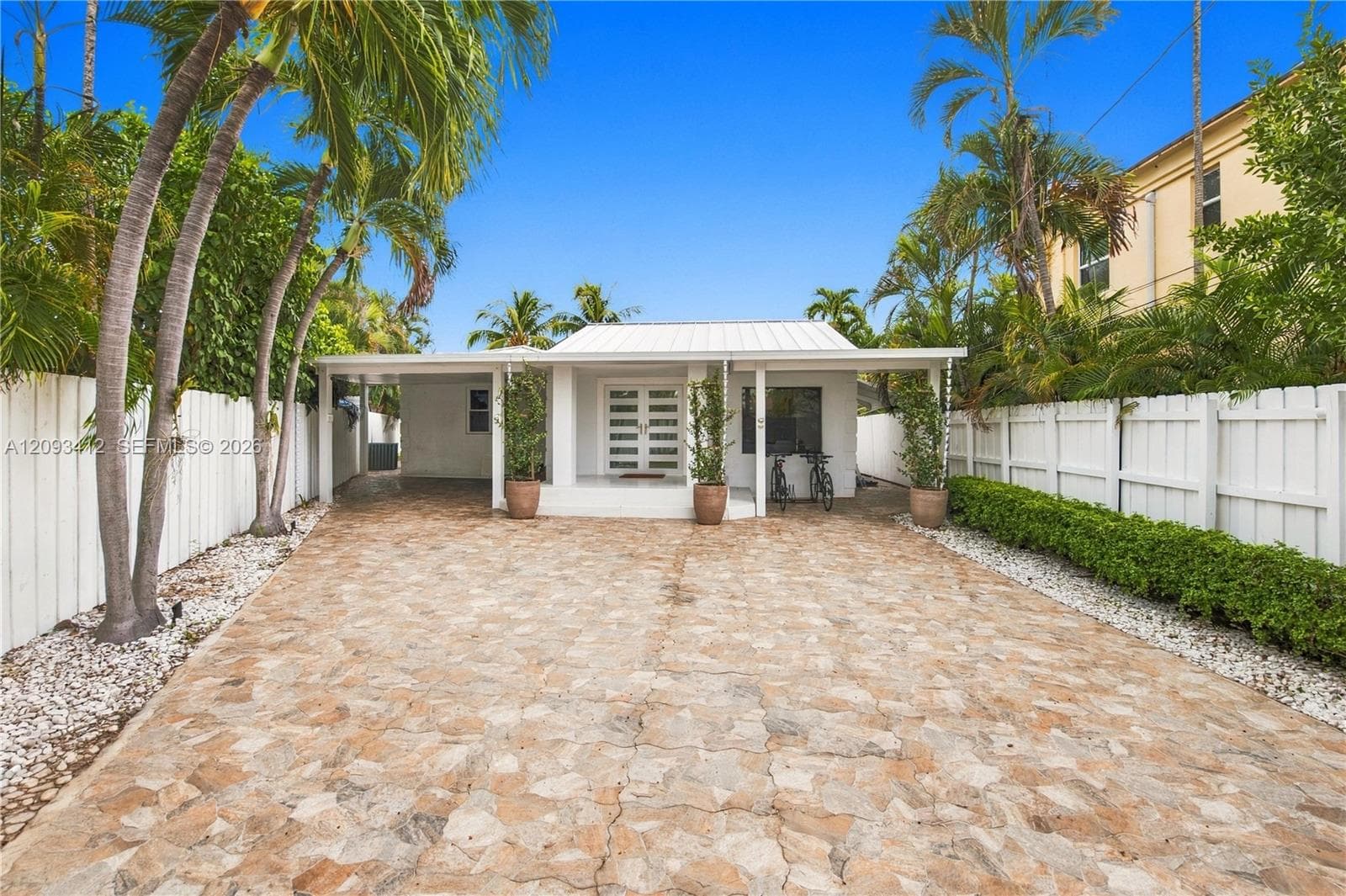 8533 Crespi Blvd photo 3