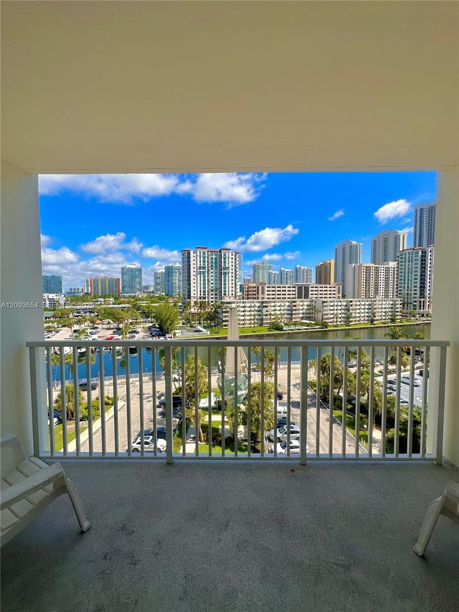 300 Bayview Dr 701 photo 1
