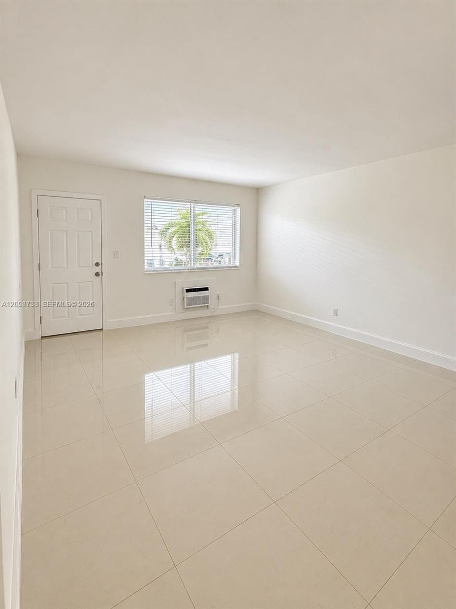 8215 Crespi Blvd 2 photo 3