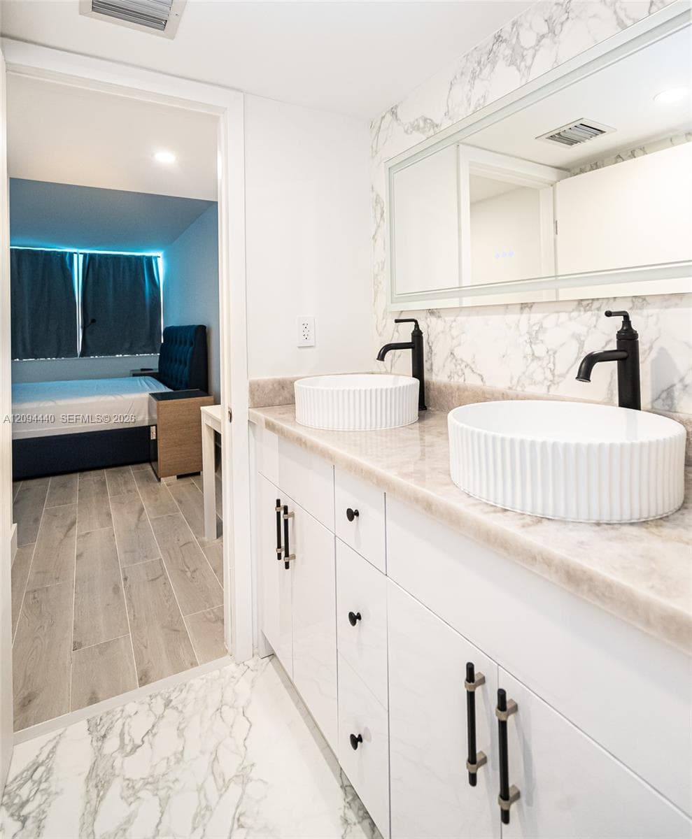 18081 Biscayne Blvd 503 photo 23