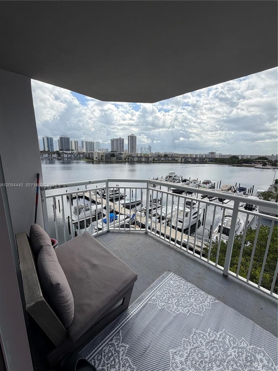 18081 Biscayne Blvd 503 photo 1