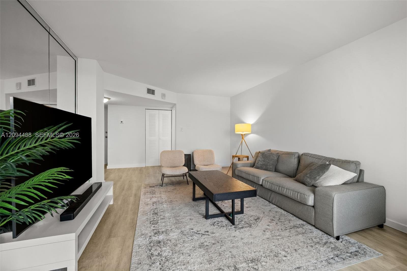 16565 NE 26th Ave 4D photo 3