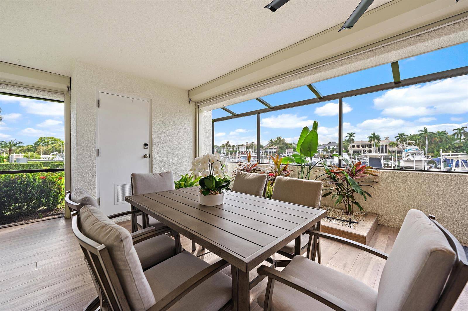513 Oak Harbour Drive photo 4