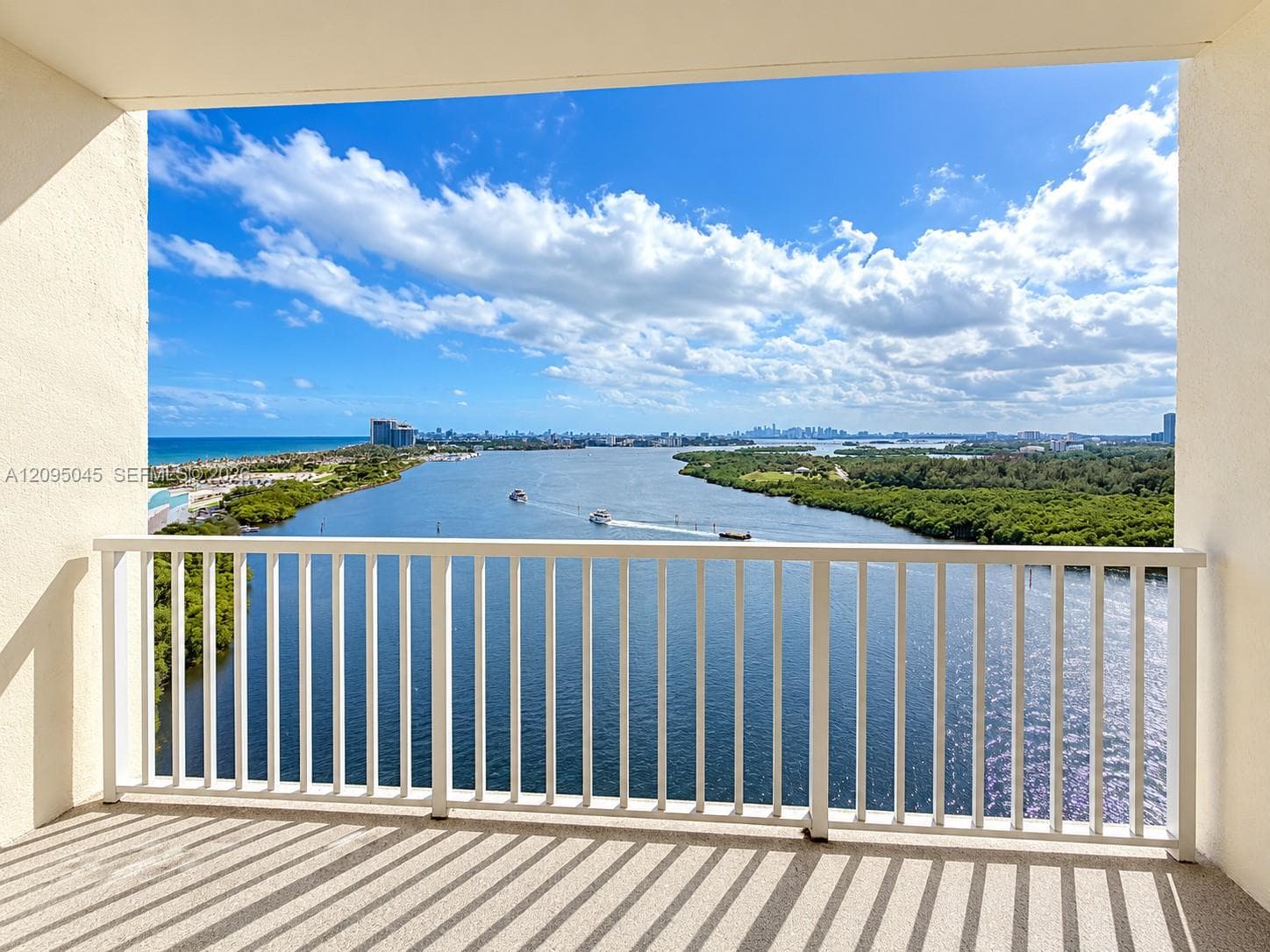 300 Bayview Dr 2014 photo 2