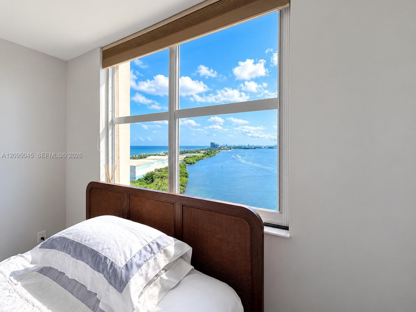 300 Bayview Dr 2014 photo 12