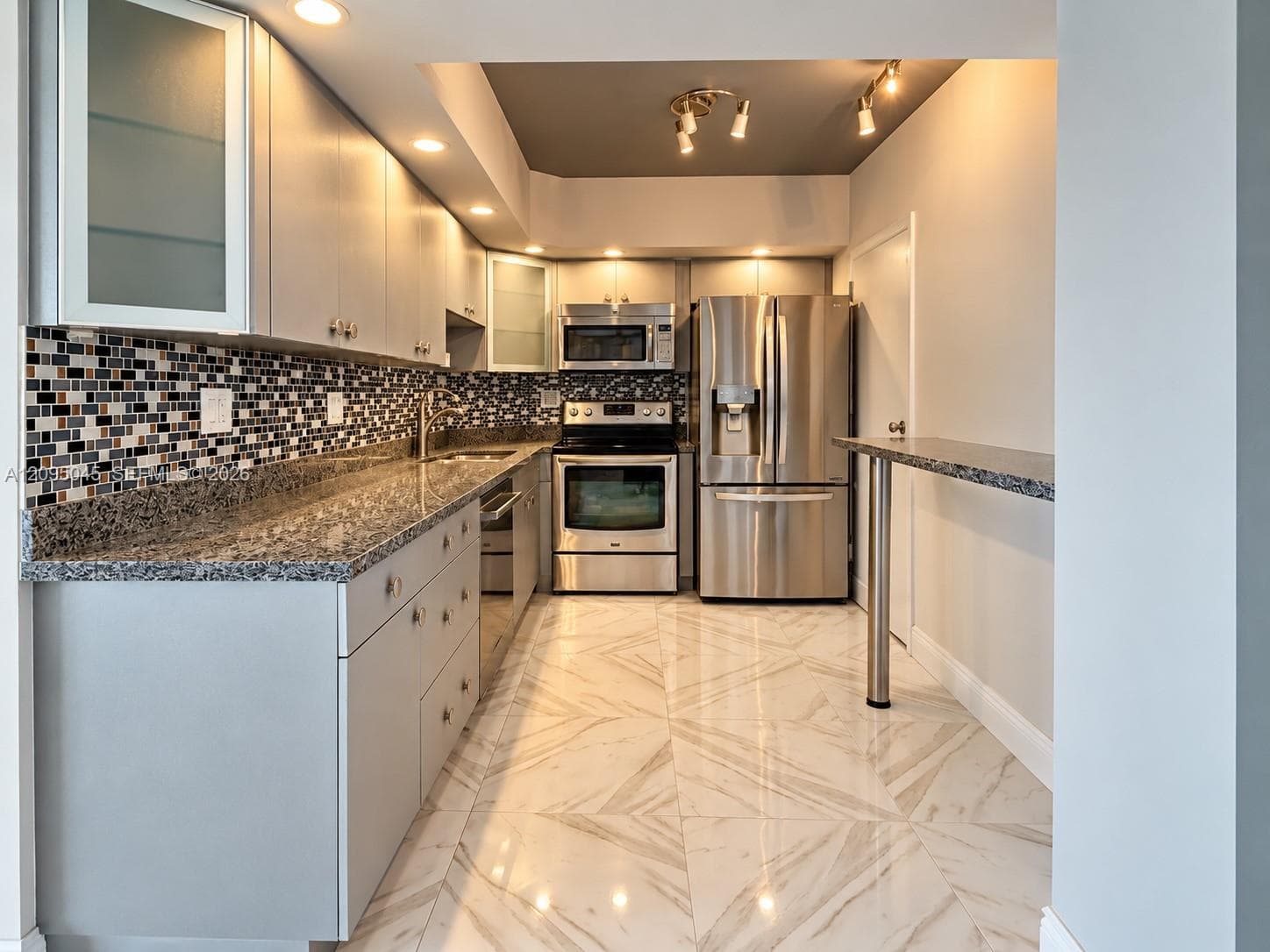 300 Bayview Dr 2014 photo 4