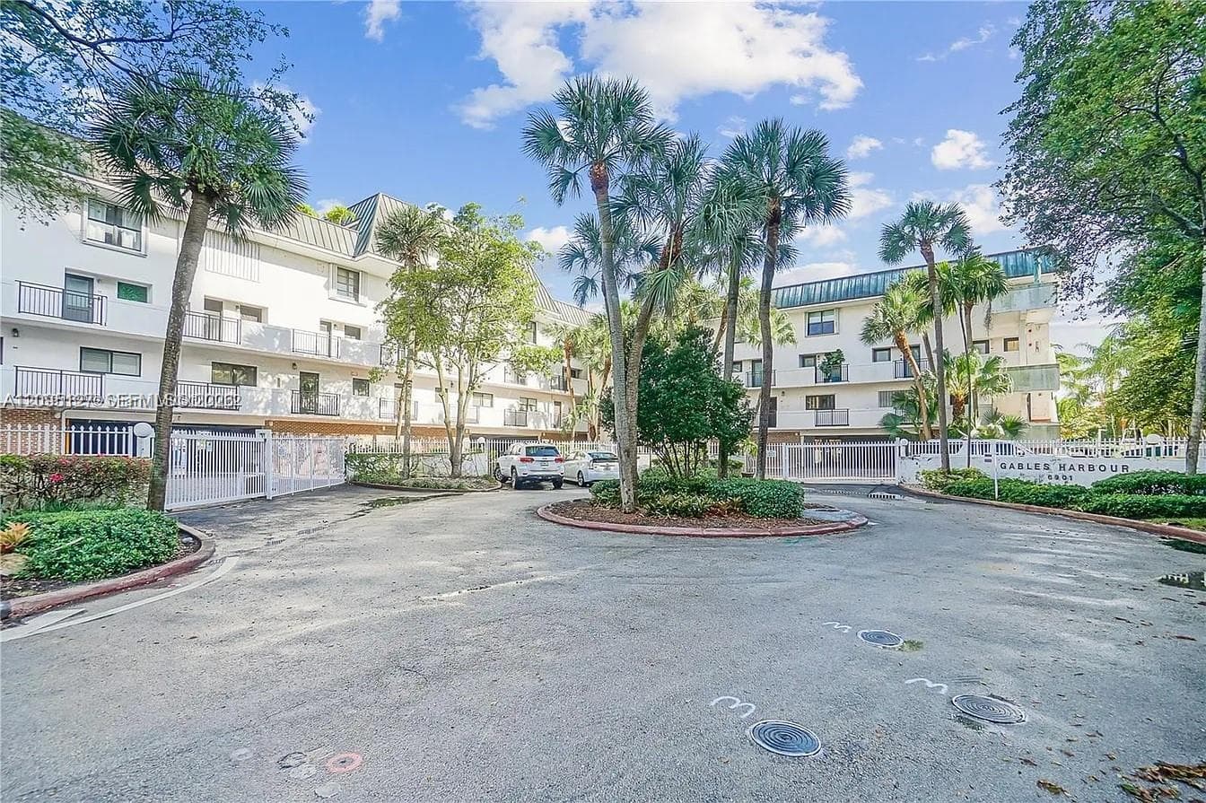 6901 Edgewater Dr 211 photo 4
