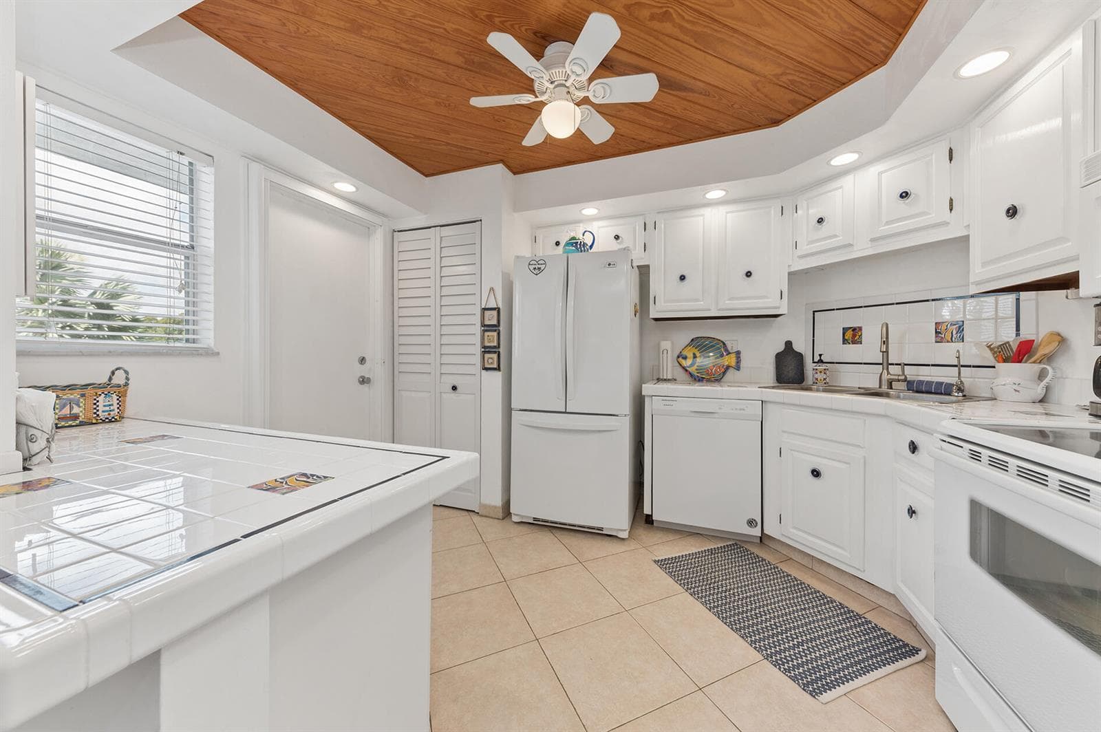 1 HARBOURSIDE Drive 1204 photo 9