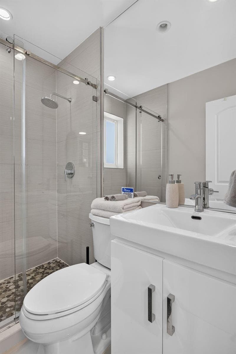 1705 N Riverside Drive 8 photo 13