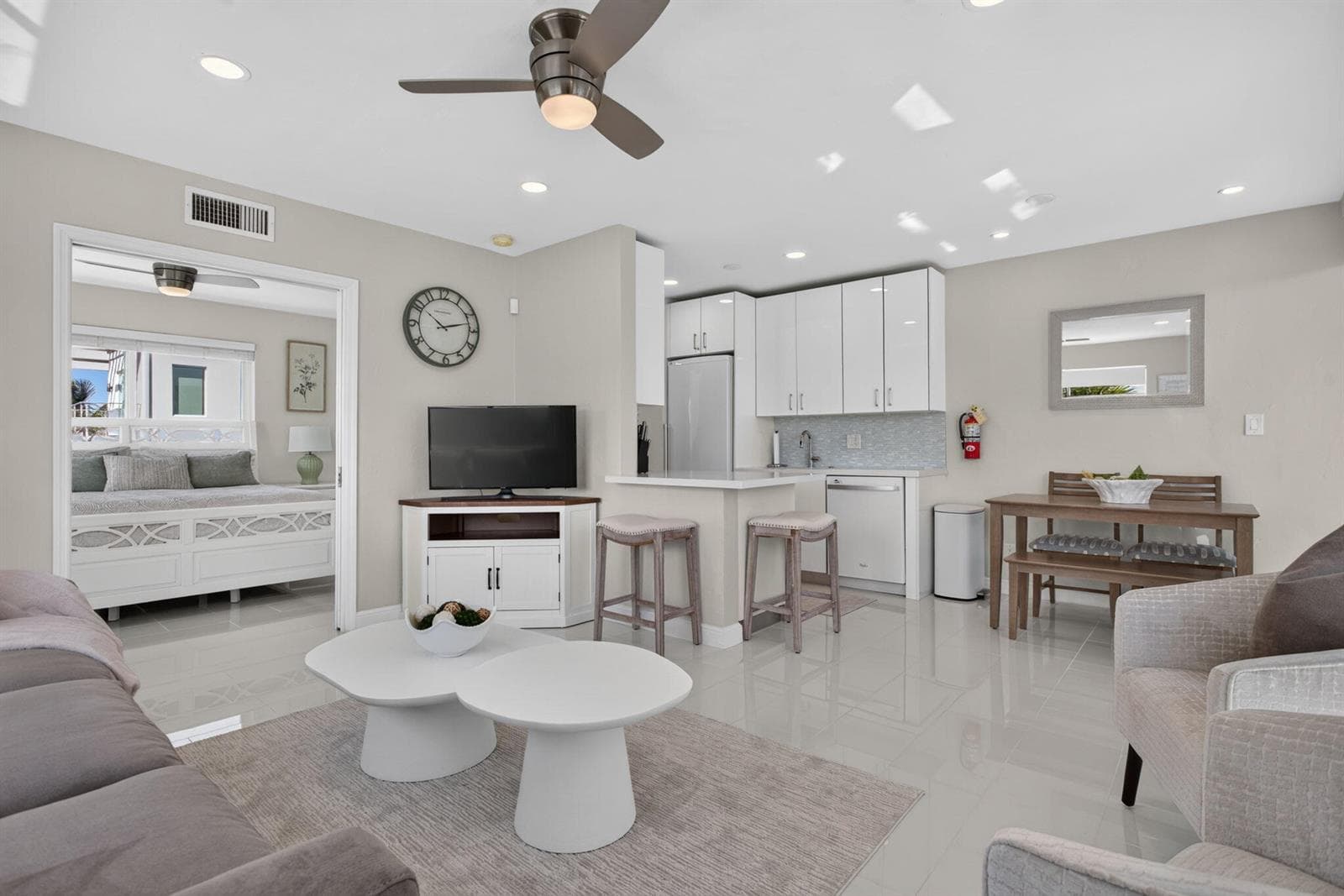 1705 N Riverside Drive 8 photo 4