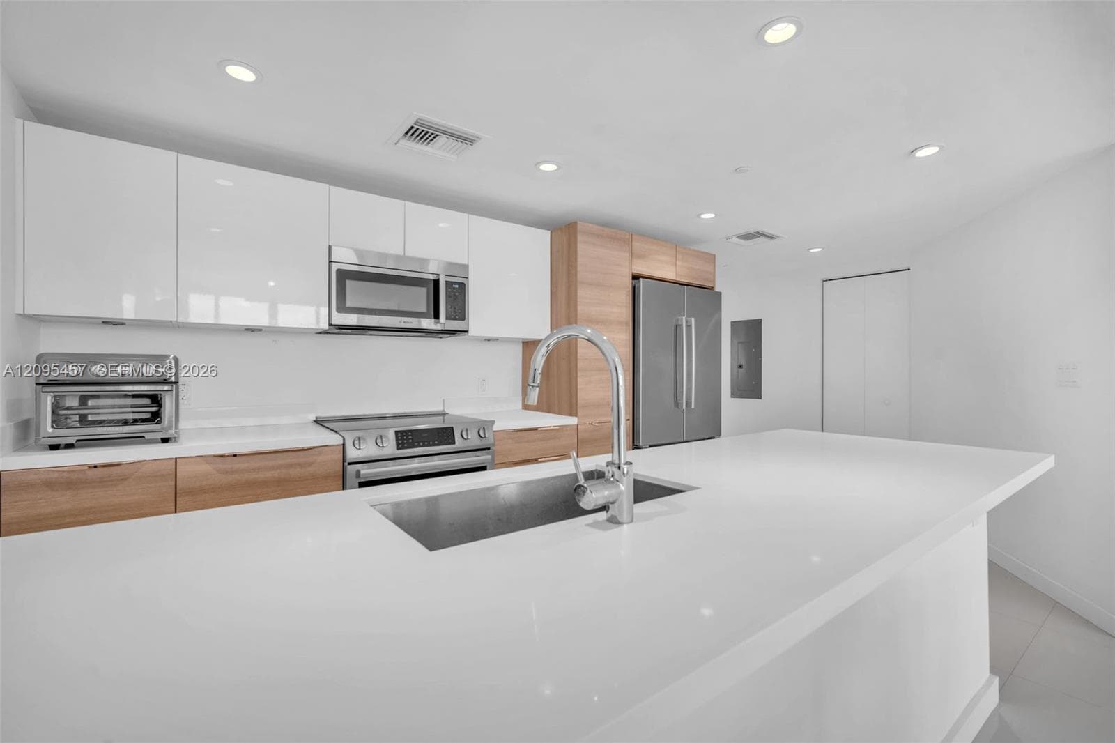 9940 W Bay Harbor Dr 5D-N photo 13