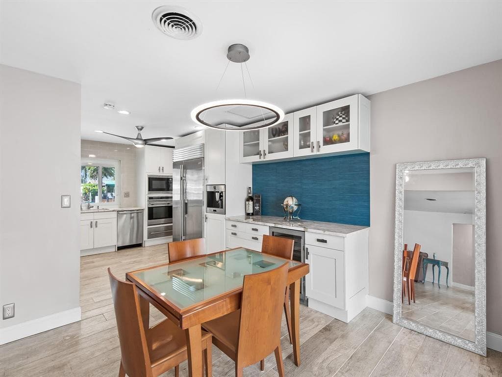 300 SE 10TH Street photo 9