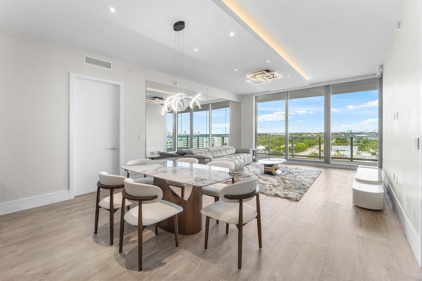 220 Lake Shore Drive 917 photo 1