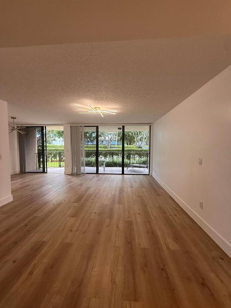 859 JEFFERY Street 1030 photo 1