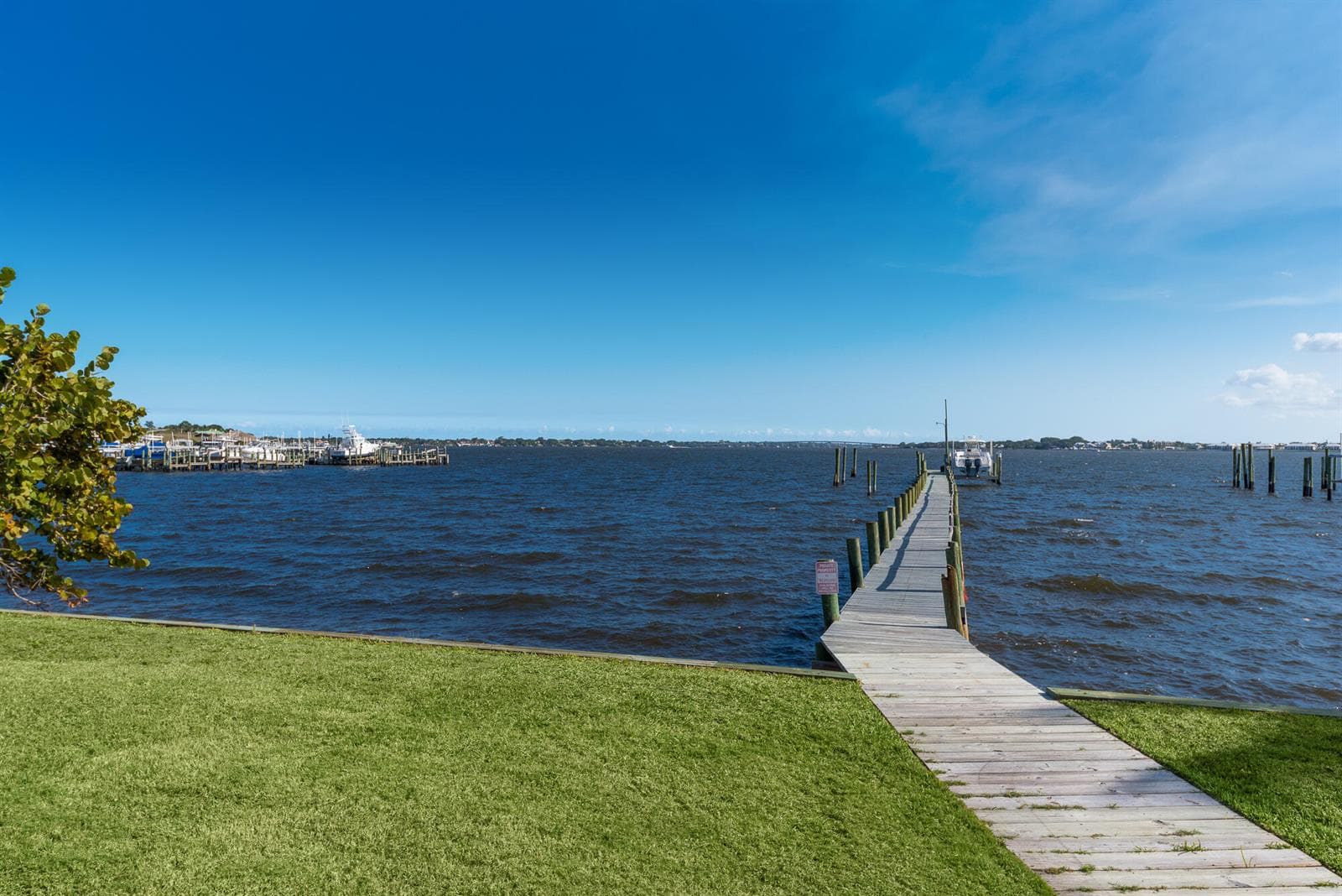 1712 NE Seahorse Place photo 2