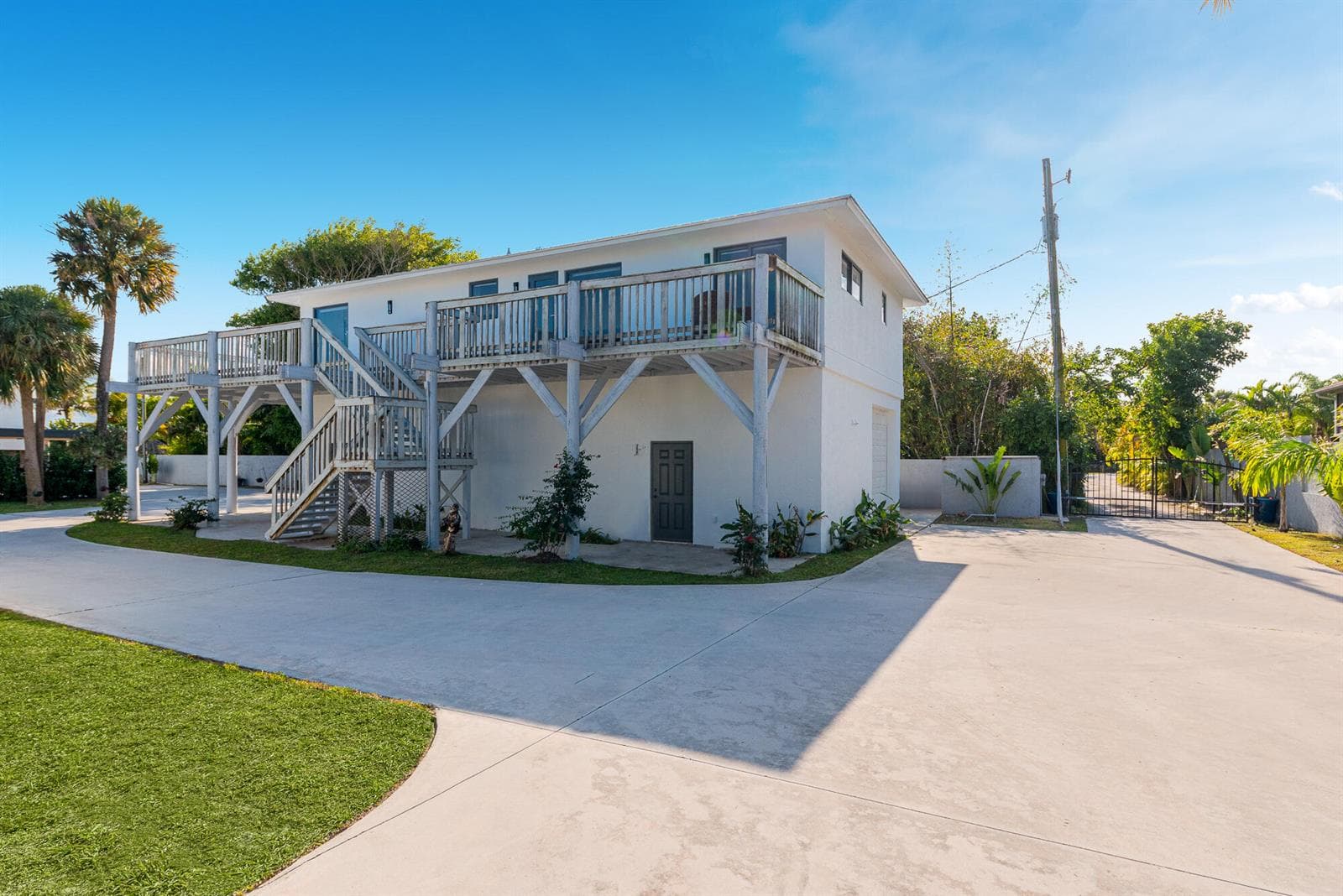 1712 NE Seahorse Place photo 5