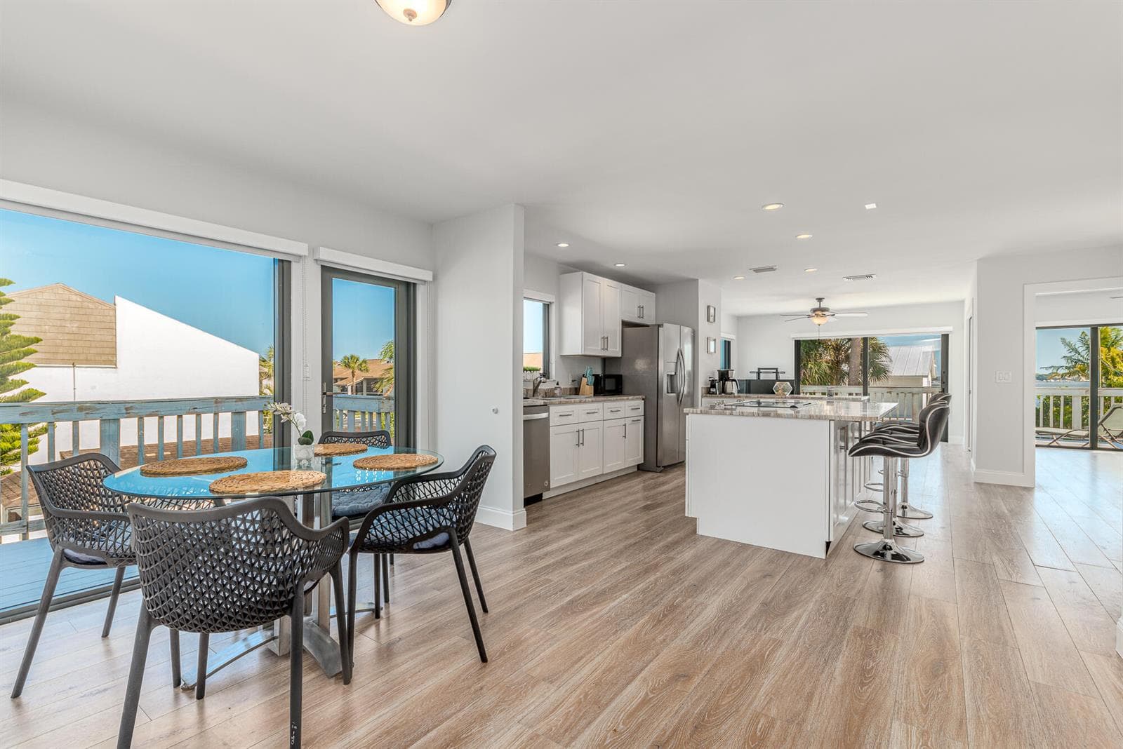 1712 NE Seahorse Place photo 9